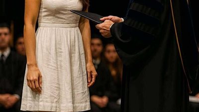 قصة جديدة حافية القدمين إلى المجد: قصة خريجة هزّت القاعة والعقول