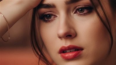   عند الساعة الثالثة فجرًا سمعتُ صرير باب غرفة ابنتي يُفتح