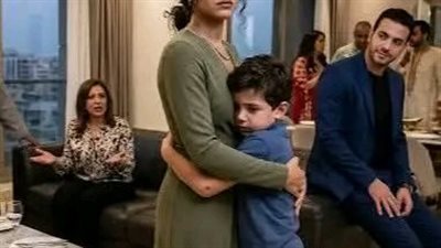 زق ابني من على الكنبه